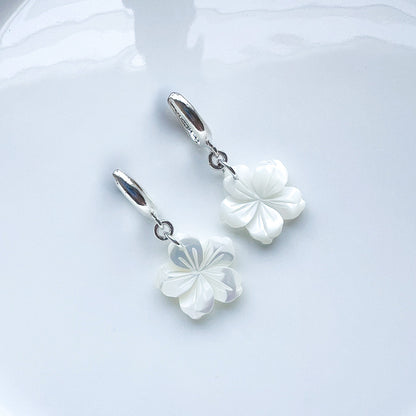 עגילי כסף 925 עם תליון פרח דובדבן מצדף