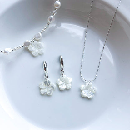 עגילי כסף 925 עם תליון פרח דובדבן מצדף