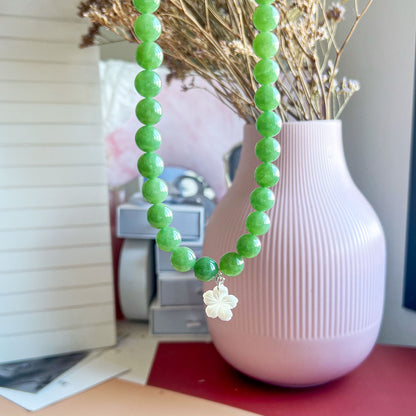 שרשרת ליה ירוק בהיר מאבני ג'ייד עם תליון צדף