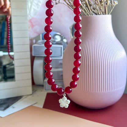 שרשרת ליה בורדו מאבני ג'ייד עם תליון צדף