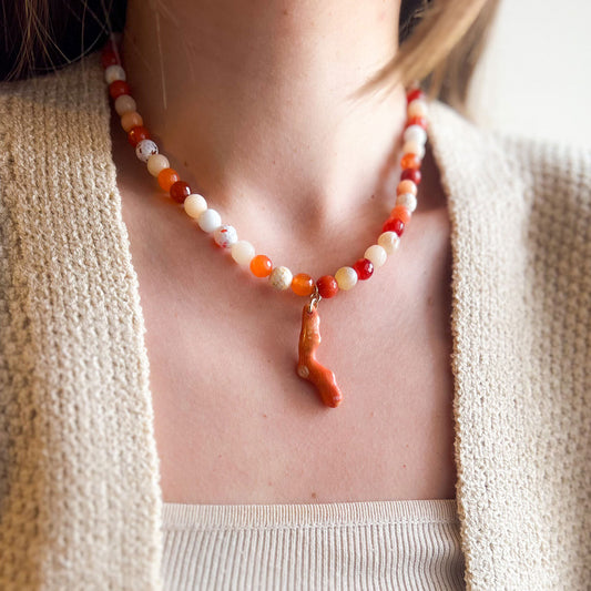 שרשרת ליאה עם תליון קורל פראי