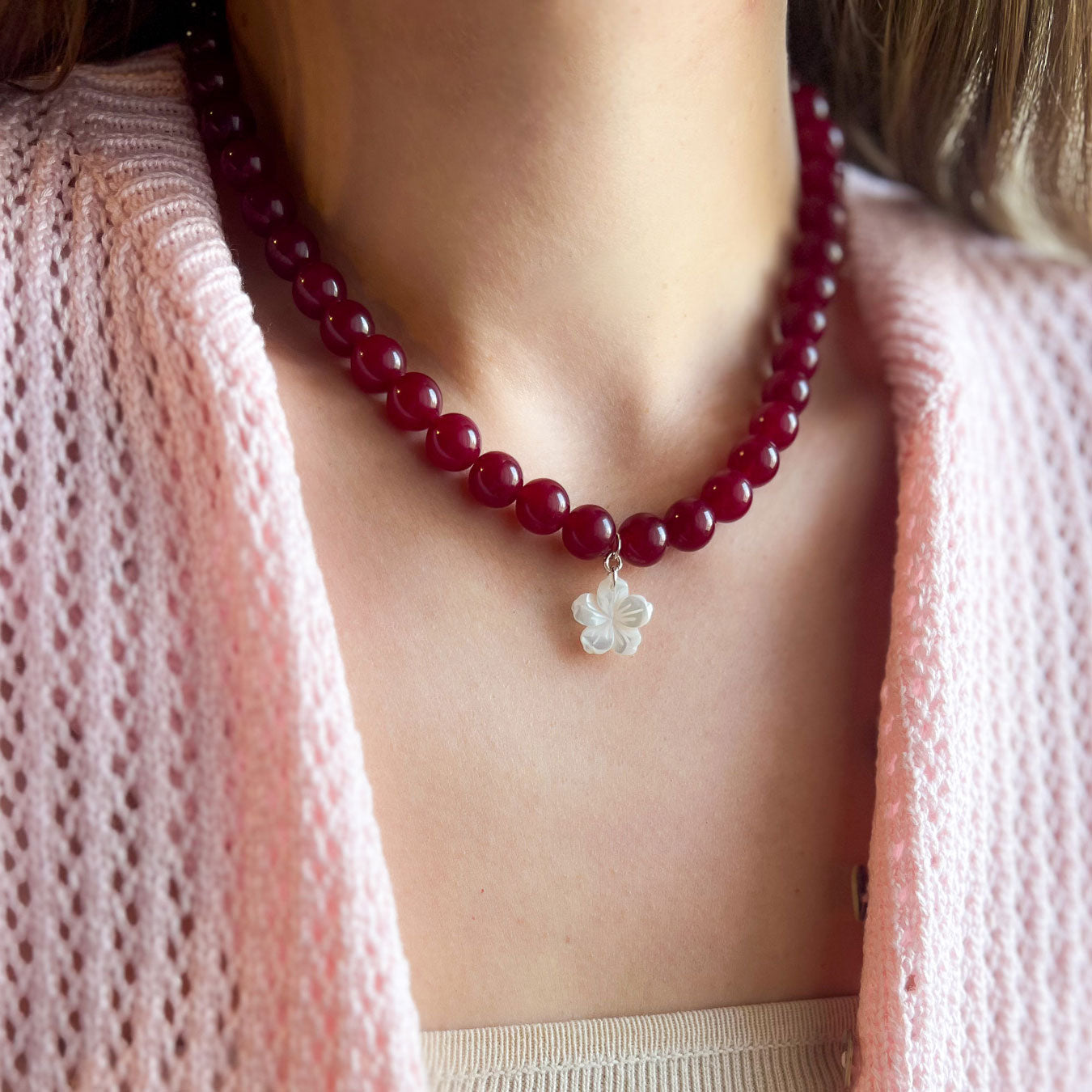 שרשרת ליה בורדו מאבני ג'ייד עם תליון צדף