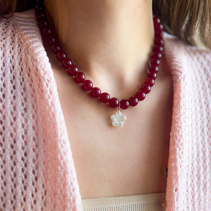 שרשרת ליה בורדו מאבני ג'ייד עם תליון צדף