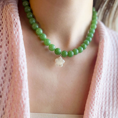 שרשרת ליה ירוק בהיר מאבני ג'ייד עם תליון צדף