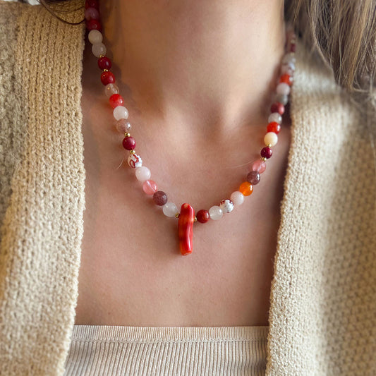 שרשרת ליאה מאבני קוורץ עם תליון קורל פראי