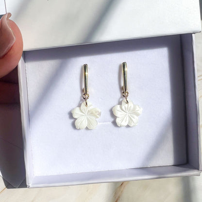 עגילים עם תליון פרח דובדבן מצדף