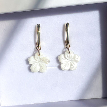 עגילים עם תליון פרח דובדבן מצדף