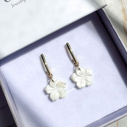 עגילים עם תליון פרח דובדבן מצדף