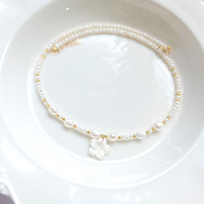 G שרשרת פנינים עדינה עם תליון פרח דובדבן מצדף