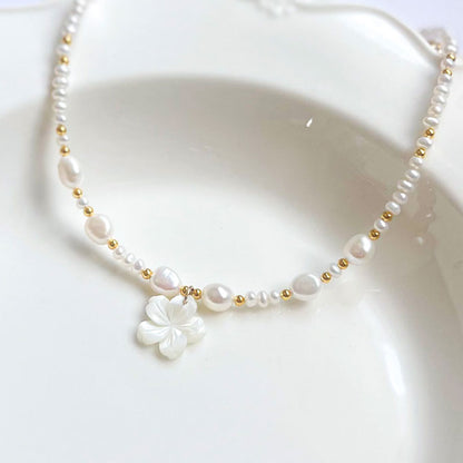 G שרשרת פנינים עדינה עם תליון פרח דובדבן מצדף