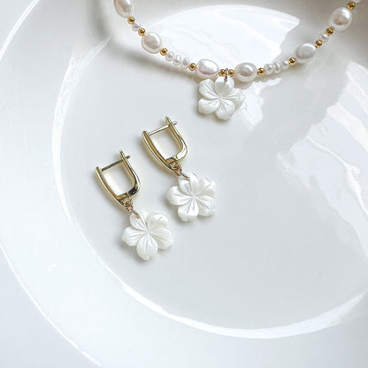 עגילים עם תליון פרח דובדבן מצדף