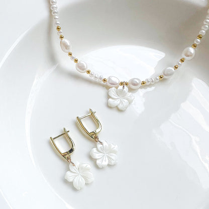 G שרשרת פנינים עדינה עם תליון פרח דובדבן מצדף