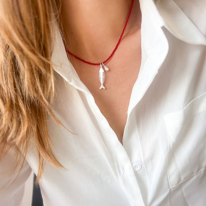 שרשרת אבני קורל עם תליון דג ופנינה בכסף