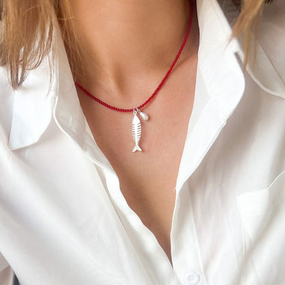 שרשרת אבני קורל עם תליון דג ופנינה בכסף