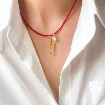 שרשרת אבני קורל עם תליון דג ופנינה בגולדפילד