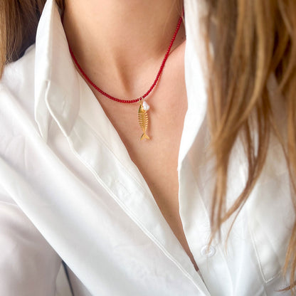 שרשרת אבני קורל עם תליון דג ופנינה בגולדפילד