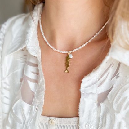 שרשרת פנינים עם תליון דג ופנינה בגולדפילד