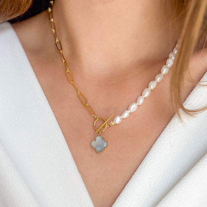 שרשרת חצי-חצי "נטע" גולד עם פנינים ותליון תלתן