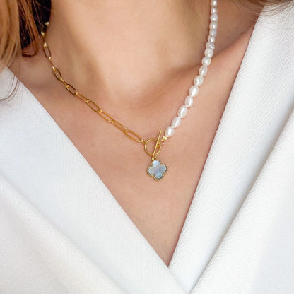 שרשרת חצי-חצי "נטע" גולד עם פנינים ותליון תלתן