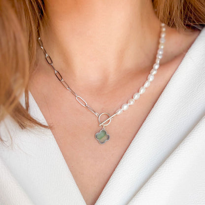 שרשרת חצי-חצי "נטע" מכסף עם פנינים ותליון תלתן