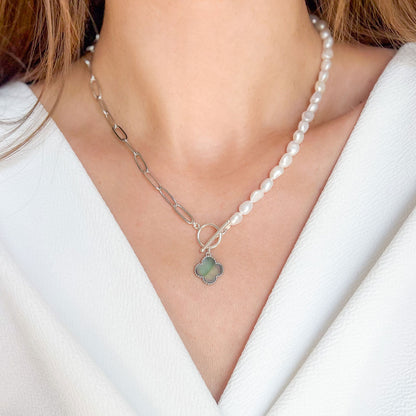 שרשרת חצי-חצי "נטע" מכסף עם פנינים ותליון תלתן