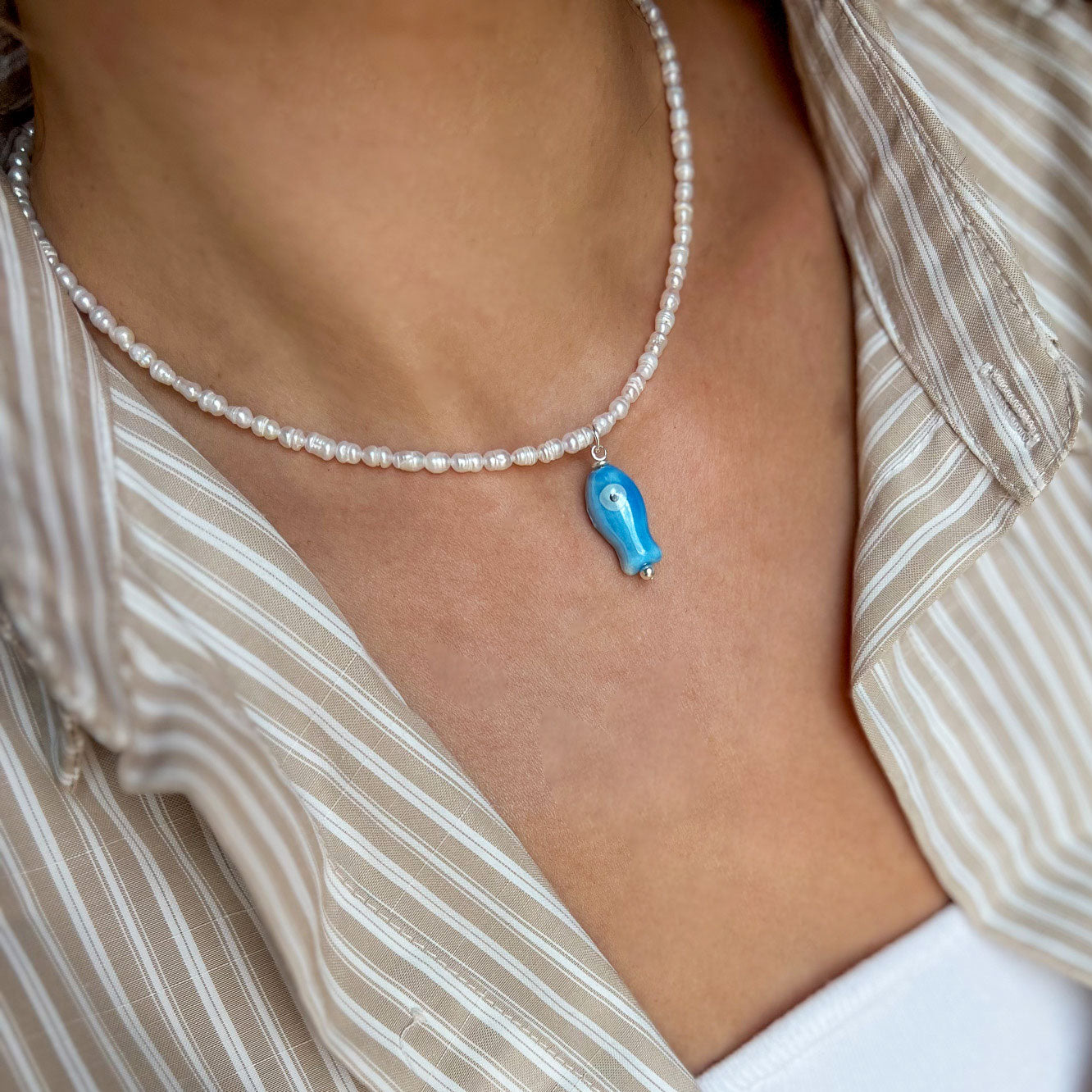 שרשרת פנינים אן עם תליון דג