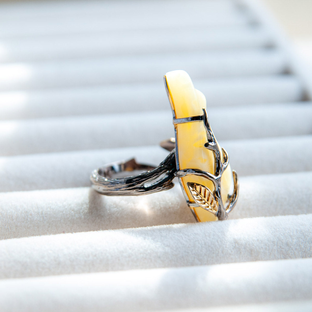 טבעת ענבר צהוב בעבודת יד