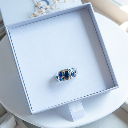 טבעת כסף טהור  "שרלוט" עם אבני ספיר