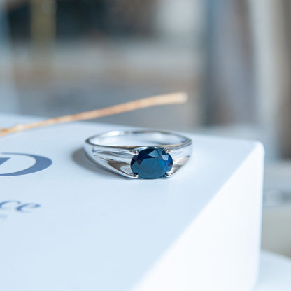 טבעת כסף טהור "ג'ני" עם אבן ספיר