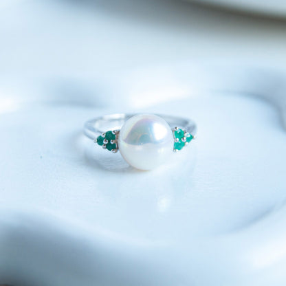 טבעת כסף "פיונה" עם פנינה ואמרלד