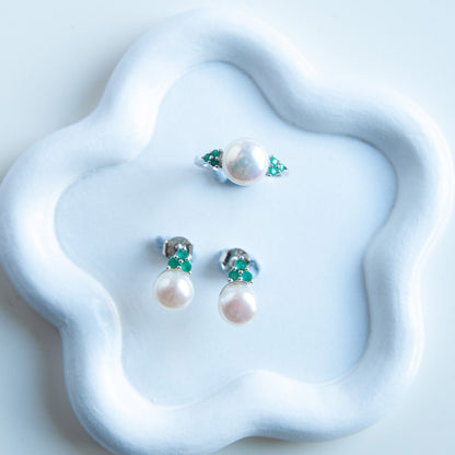 טבעת כסף "פיונה" עם פנינה ואמרלד