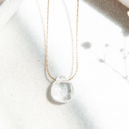 שרשרת נחש עדינה מגולדפילד עם תליון קוורץ טבעית