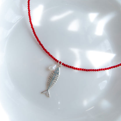 שרשרת אבני קורל עם תליון דג ופנינה בכסף