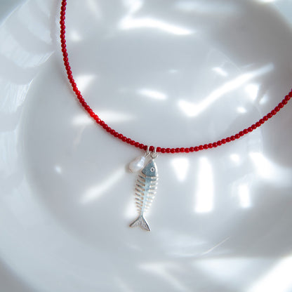 שרשרת אבני קורל עם תליון דג ופנינה בכסף