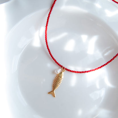 שרשרת אבני קורל עם תליון דג ופנינה בגולדפילד