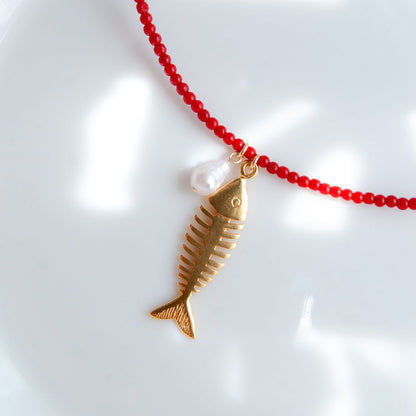 שרשרת אבני קורל עם תליון דג ופנינה בגולדפילד