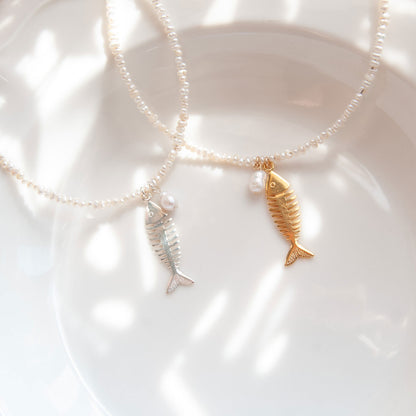 שרשרת פנינים עם תליון דג ופנינה בגולדפילד