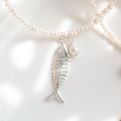 שרשרת פנינים עם תליון דג ופנינה בכסף