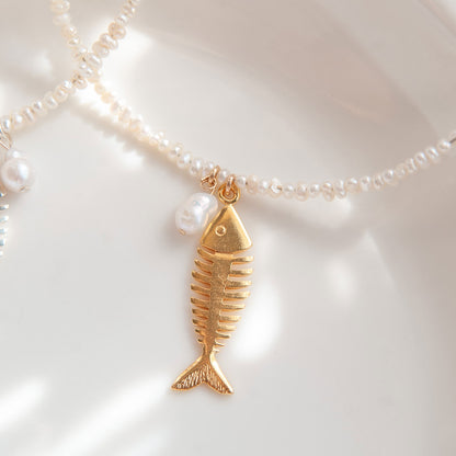 שרשרת פנינים עם תליון דג ופנינה בגולדפילד