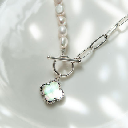 שרשרת חצי-חצי "נטע" מכסף עם פנינים ותליון תלתן