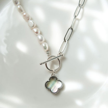 שרשרת חצי-חצי "נטע" מכסף עם פנינים ותליון תלתן