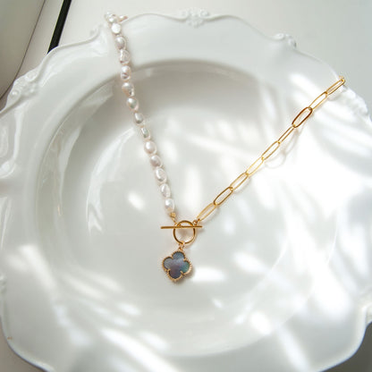 שרשרת חצי-חצי "נטע" גולד עם פנינים ותליון תלתן