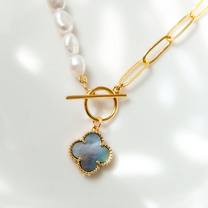 שרשרת חצי-חצי "נטע" גולד עם פנינים ותליון תלתן