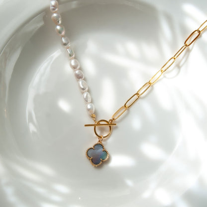 שרשרת חצי-חצי "נטע" גולד עם פנינים ותליון תלתן