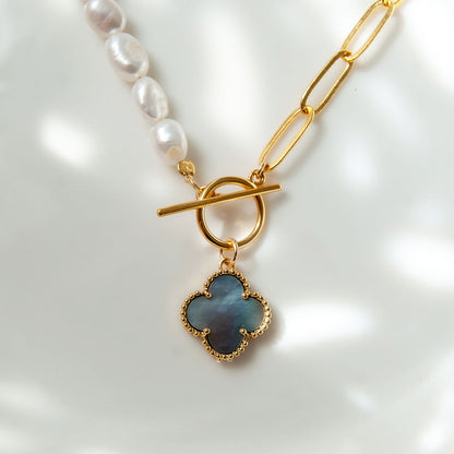 שרשרת חצי-חצי "נטע" גולד עם פנינים ותליון תלתן