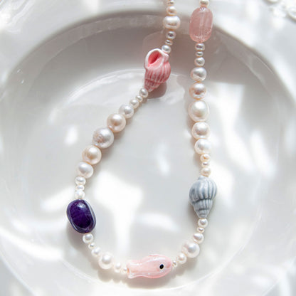 OCEAN שרשרת פנינים עם צדף ודג ורוד