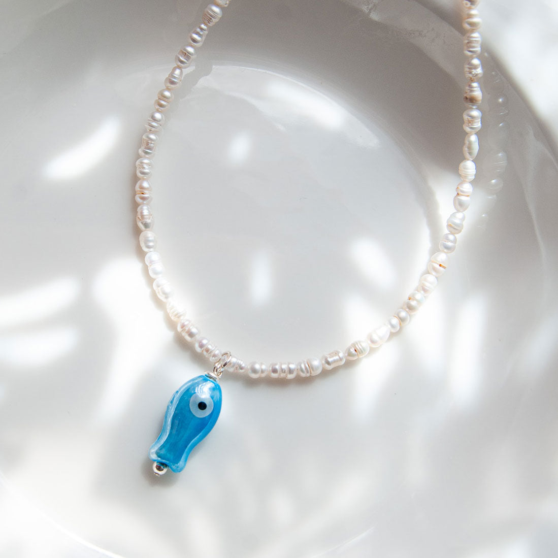 שרשרת פנינים אן עם תליון דג