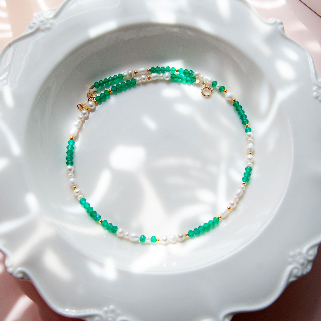 שרשרת פנינים בשילוב אבני אגת ירוקות