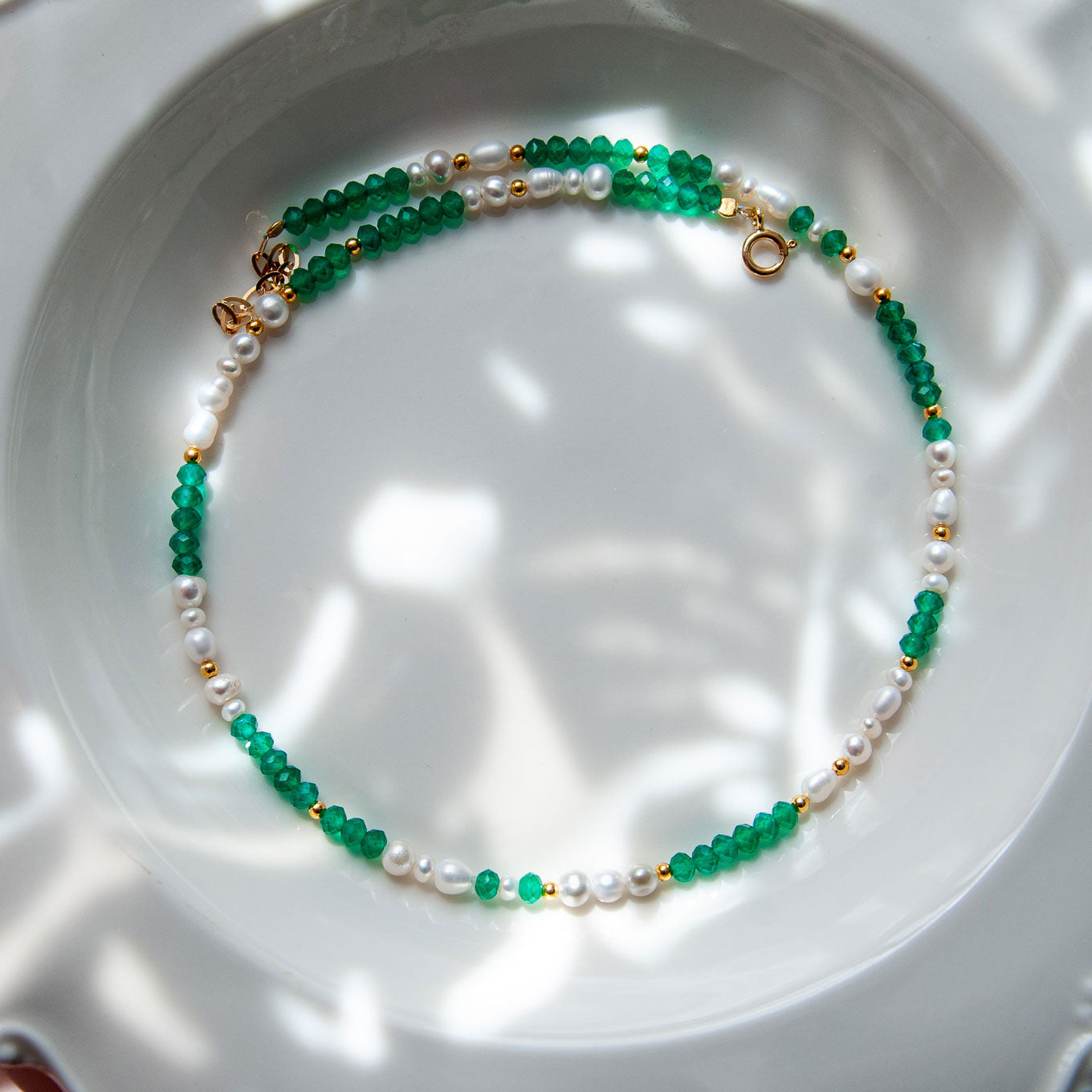 שרשרת פנינים בשילוב אבני אגת ירוקות