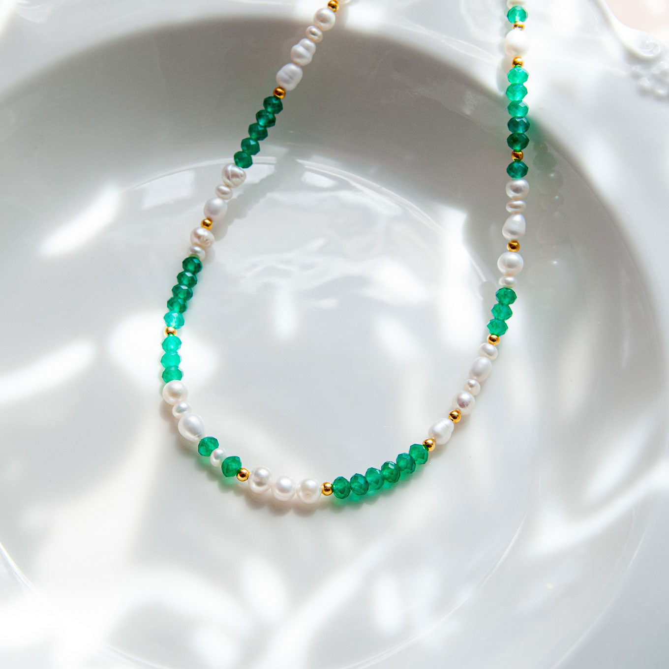 שרשרת פנינים בשילוב אבני אגת ירוקות